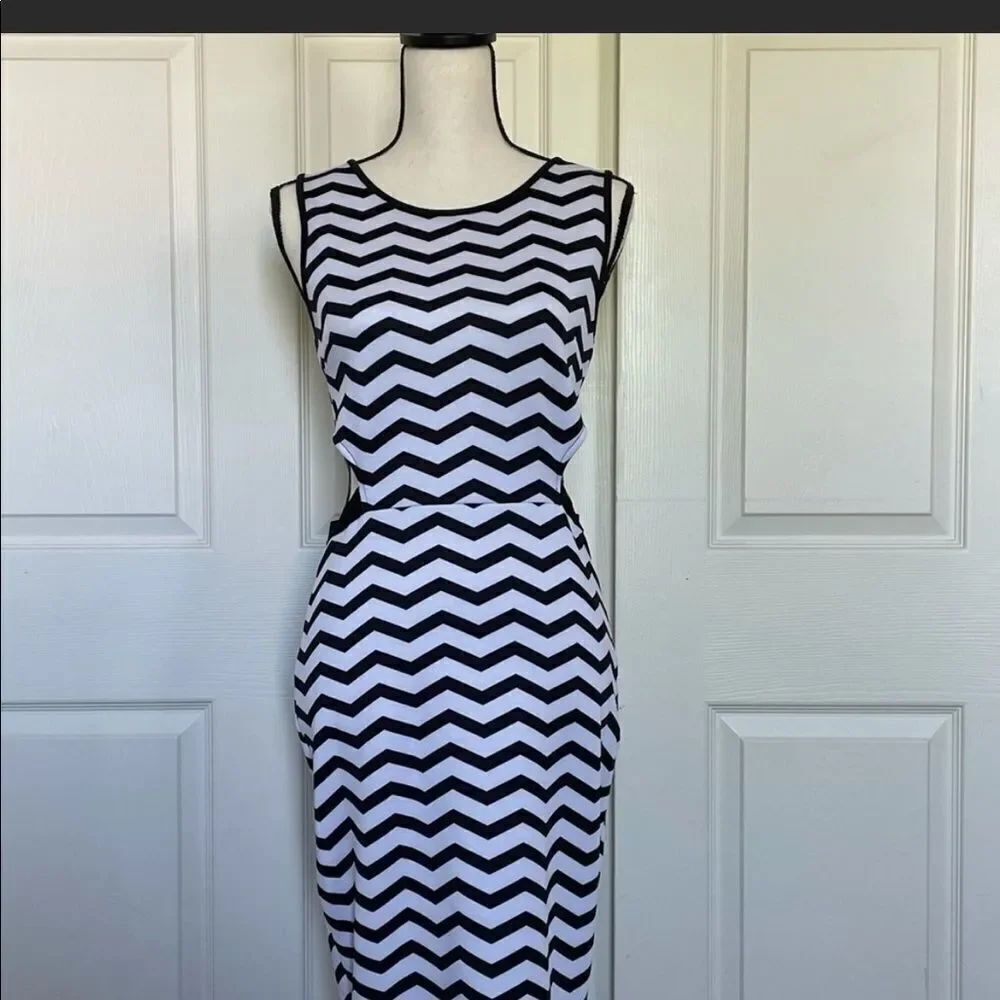ModCloth Sis Sis Black and White Chevron Body Con Dress, Large
